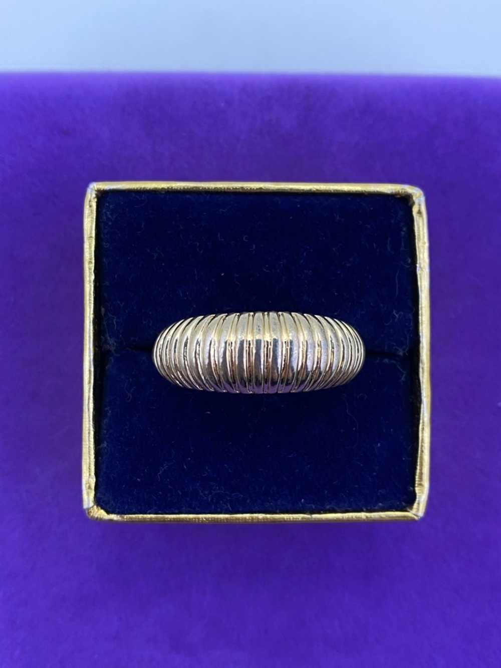 💛 Classic Gold Tone Ribbed Dome Ring